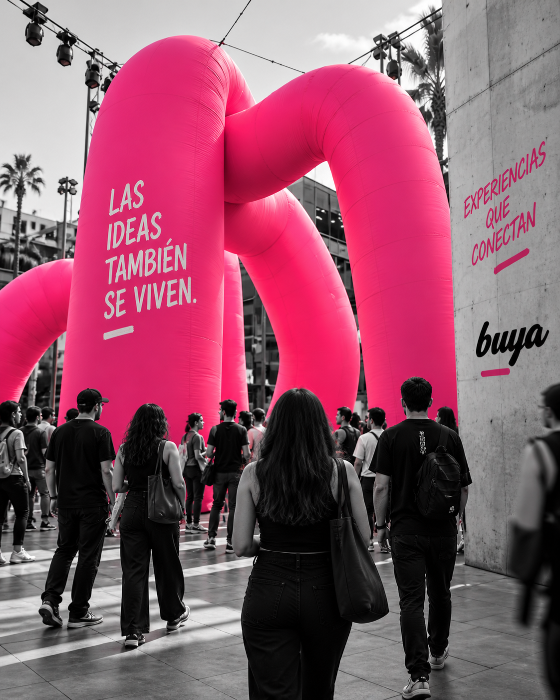 Concepto de activación de marca con grandes arcos rosas y asistentes